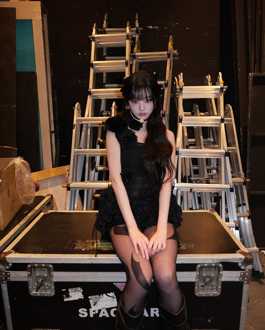 WONYOUNG OF IVE WEARING ‘SHAPU’ TIGHTS FOR ‘XOXZ’ MV