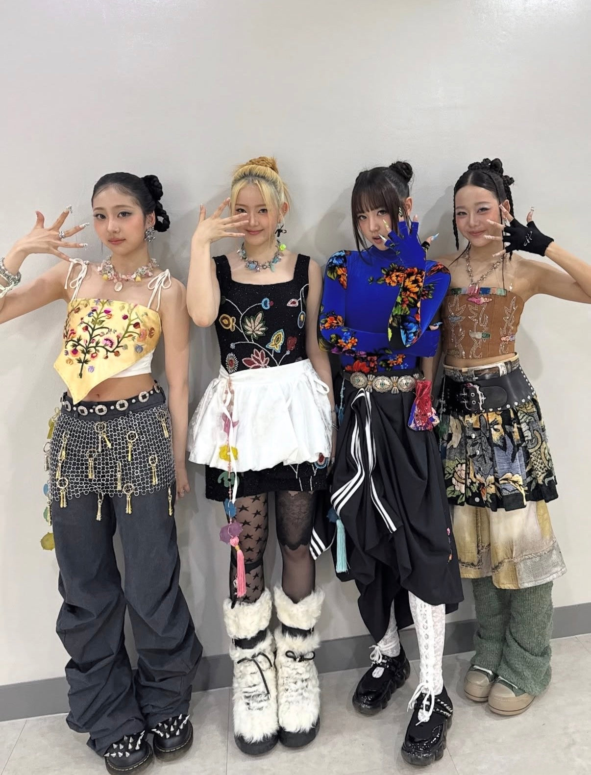 SUYEON OF VVUP WEARING ‘CLASSIC’ TIGHTS FOR ‘HOUSE PARTY’ MV