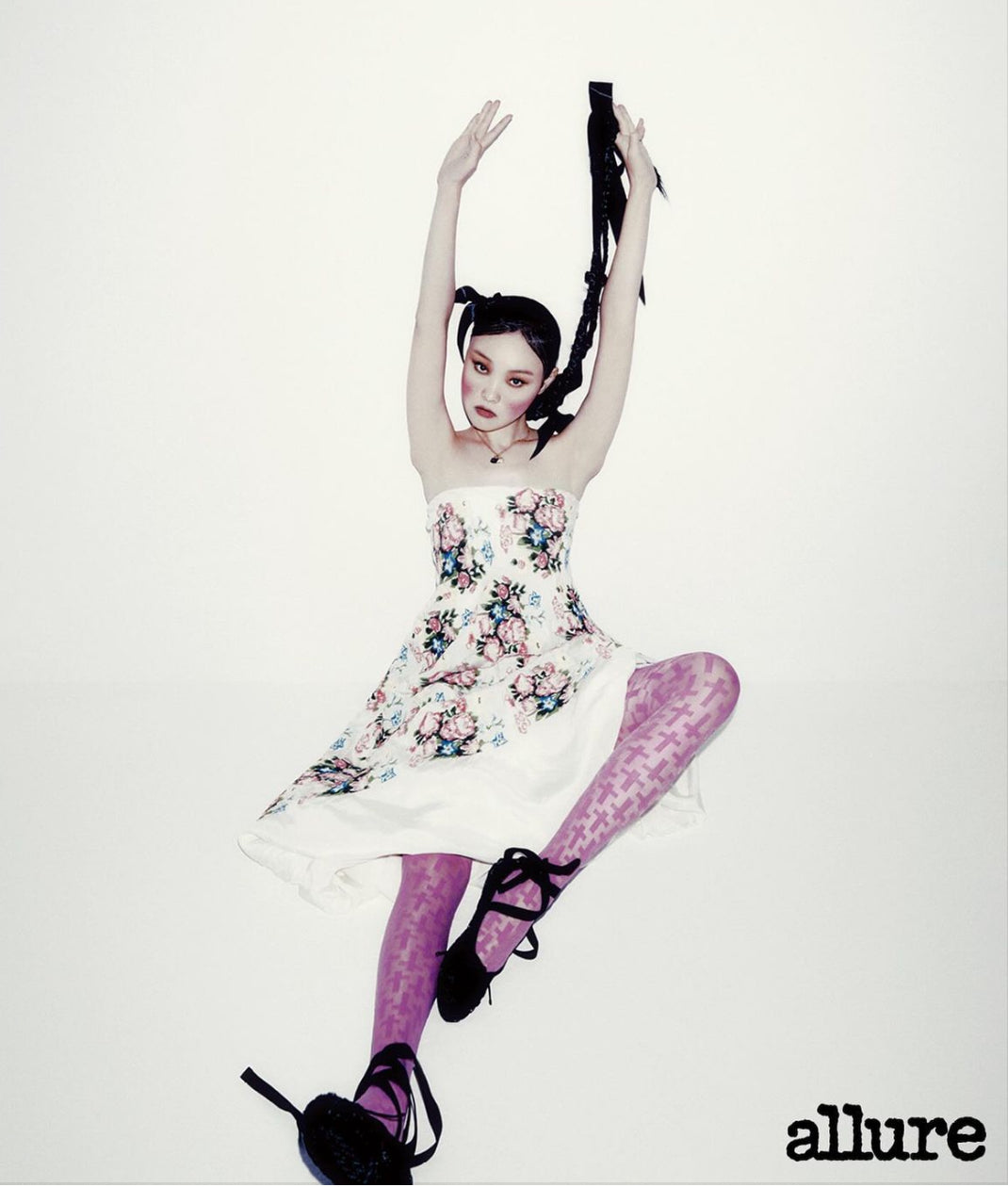 ALLURE KOREA OCTOBER ISSUE 24 FEATURING ‘CROSS’ TIGHTS
