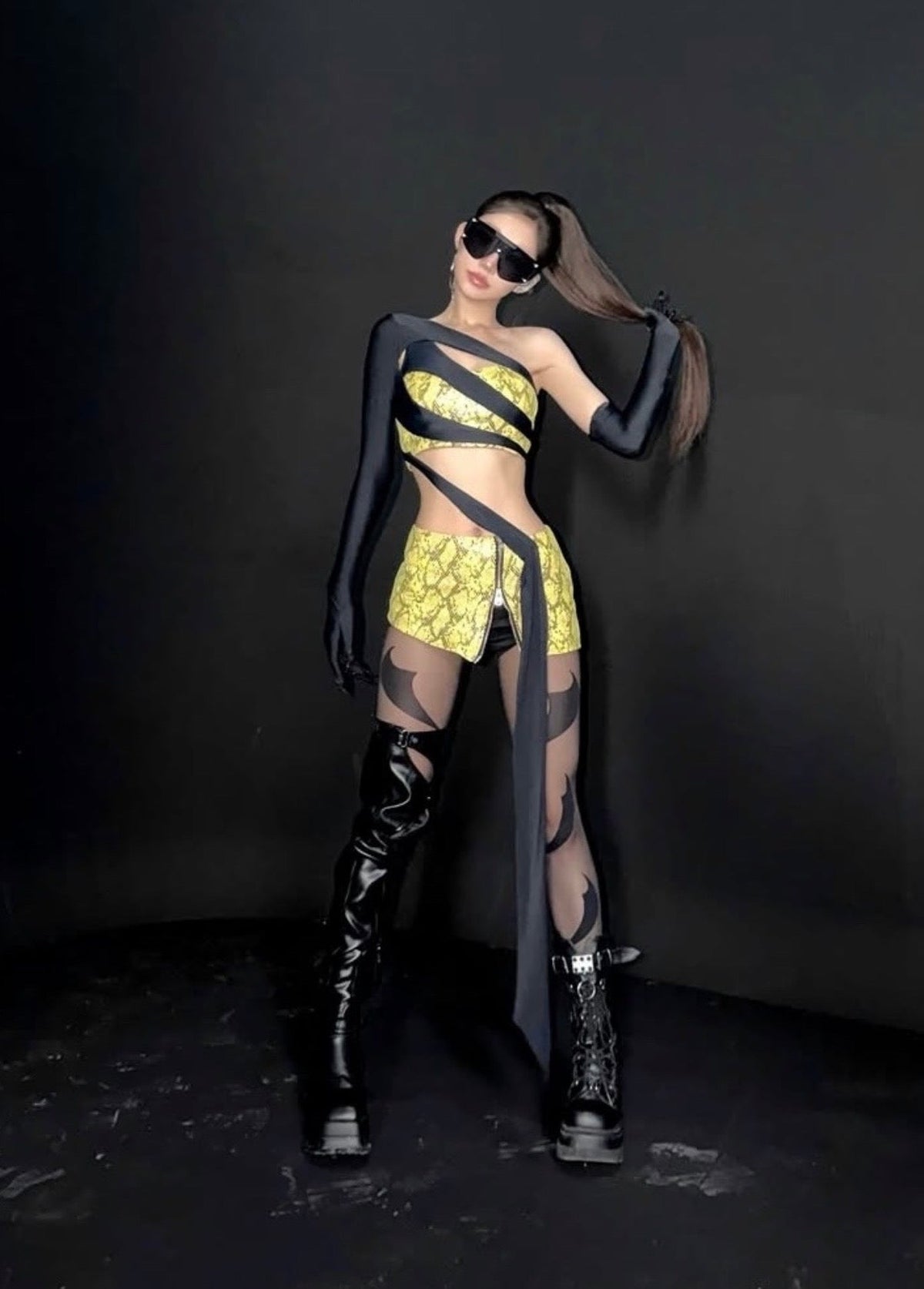 JULIE OF KISS OF LIFE WEARING ‘SHAPU’ TIGHTS IN THE ‘WHAT!’ SPECIAL VIDEO FROM 3RD SINGLE [SWEAT]