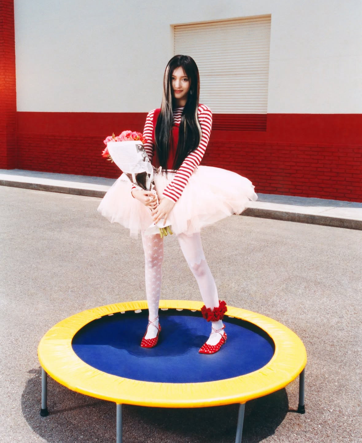LEESEO OF IVE WEARING ‘CLASSIC’ TIGHTS FOR ‘IVE SECRET’ ALBUM